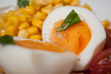 Katı pişmiş yumurta makarna bir tabak içinde closeup