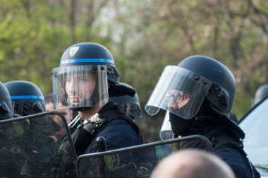  sarı yelekler sırasında Fransız jandarmalar protesto