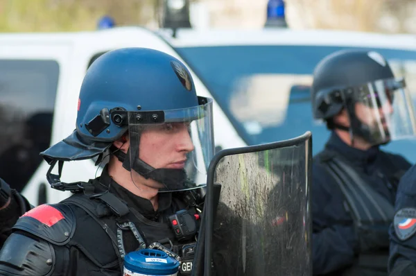 Французские жандармы во время протестов против жёлтых жилетов — стоковое фото