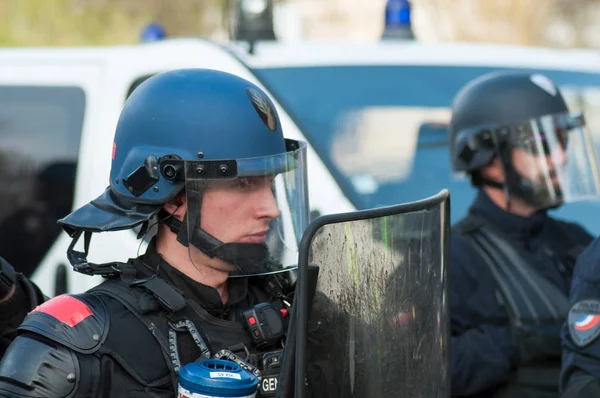 Franska gendarmerna under de gula västar protesterar — Stockfoto