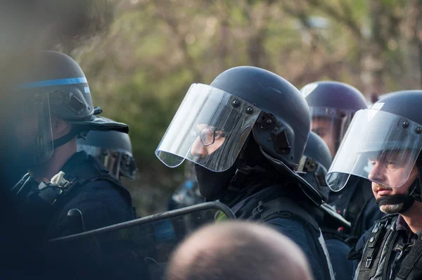 Franska gendarmerna under de gula västar protesterar — Stockfoto