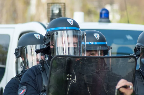 Французские жандармы во время протестов против жёлтых жилетов — стоковое фото
