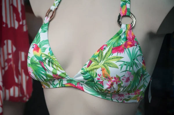 Zbliżenie zielone bikini na manekina w sklepie mody Showroom — Zdjęcie stockowe