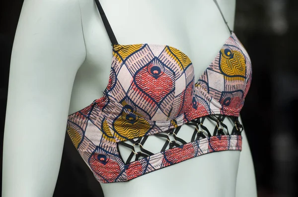 Close-up de biquíni colorido no manequim na loja de moda — Fotografia de Stock