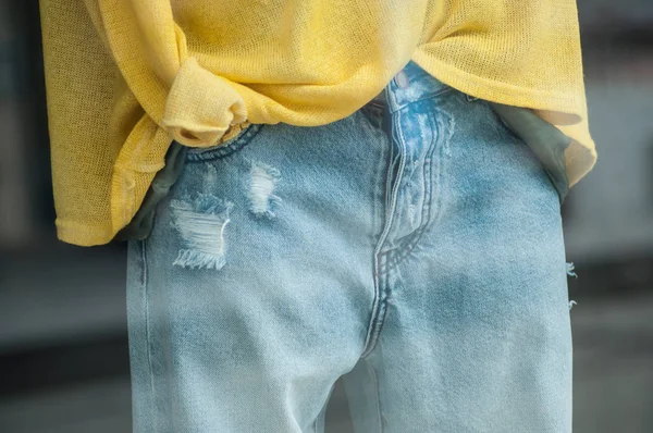 Nahaufnahme von wurmblauen Jeans und gelbem Pullover auf einer Schaufensterpuppe — Stockfoto