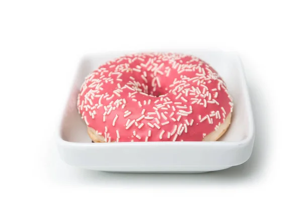 白い背景に白いボウルにピンクのドーナツのクローズアップ — ストック写真