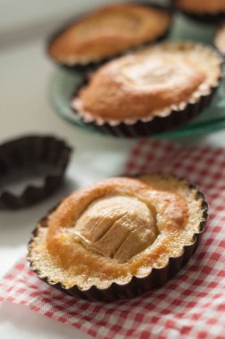 Masa üzerinde mini elma kek closeup