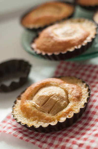 Masa üzerinde mini elma kek closeup