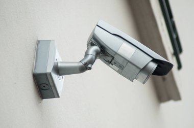 taşlı duvar arka plan üzerinde gri güvenlik kamera closeup