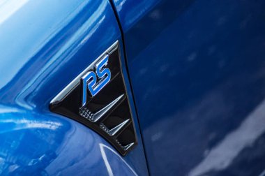 mavi Ford Focus RS üzerinde RS işareti kapatmak sokakta park