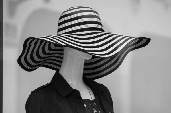 Gros plan de grand chapeau d'été sur mannequin dans un magasin de mode — Photo