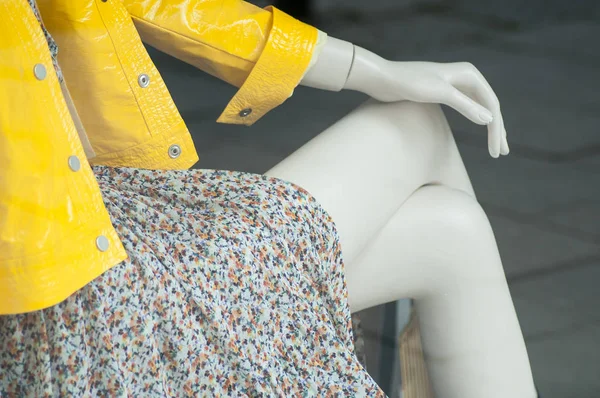 Primer plano del vestido de verano en maniquí piernas venta al por menor en la tienda de moda — Foto de Stock