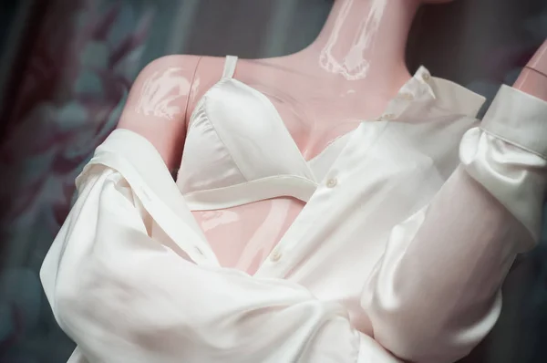 Närbild av satin underkläder på skyltdocka i mode butik — Stockfoto