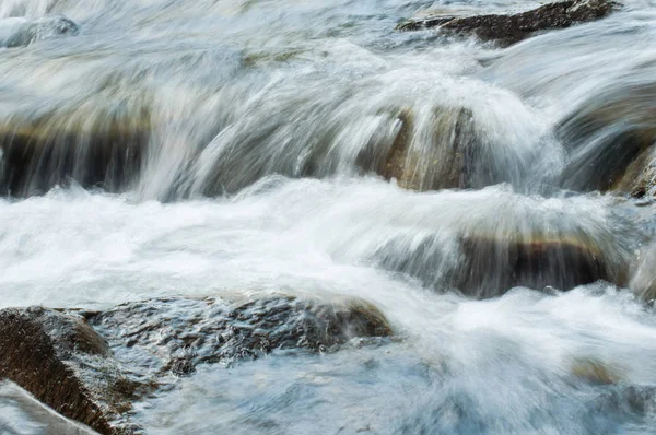 Primer plano del río con rocas a larga exposición —  Fotos de Stock