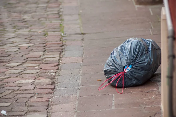 Closeup plastových pytlů odpadků na ulici — Stock fotografie