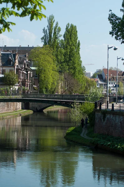 Brücke und Bäume am Kanal im kleinen Frankreichviertel in Strasboug — Stockfoto