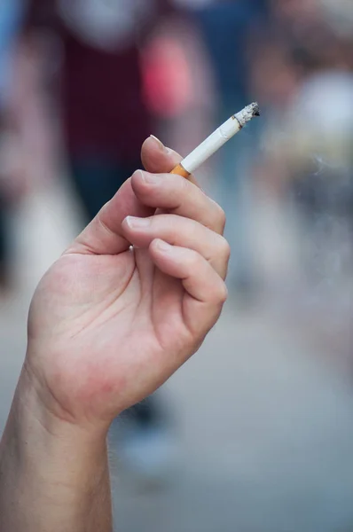 Closeup of woman with cigarette in outdoor — Stock Photo, Image