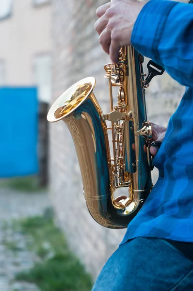 Primo piano del sassofonista in strada — Foto Stock