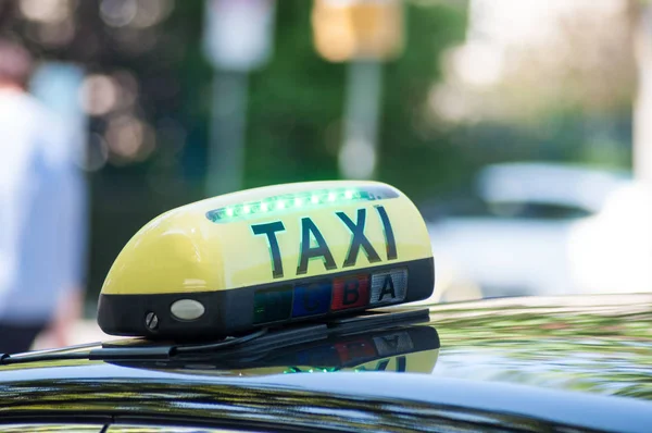 Primo piano del segno taxi sulla macchina parcheggiata in strada — Foto Stock