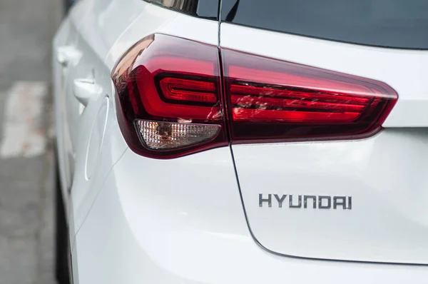 Primo piano della luce posteriore della Hyundai bianca parcheggiata in strada — Foto Stock