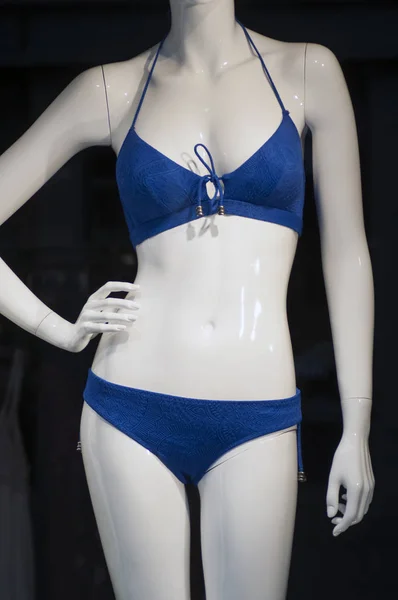 Gros plan de bikini bleu sur mannequin dans le showroom magasin de mode — Photo