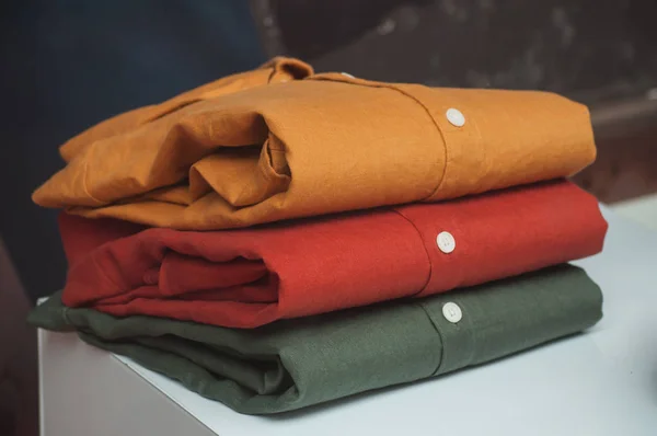 Primer plano de camisas de colores establecidos en la tienda de moda para los hombres sala de exposición — Foto de Stock
