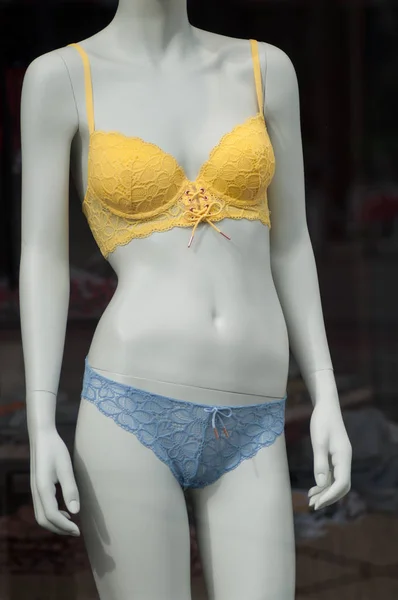 Gros plan de sous-vêtements jaunes et bleus dans le magasin de mode showroom — Photo