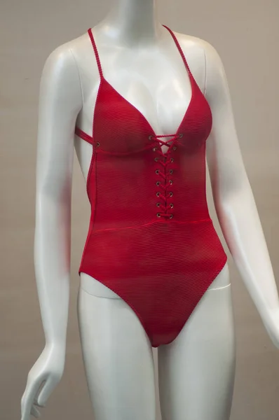 Zbliżenie czerwony strój kąpielowy na manekin w sklepie mody Showroom — Zdjęcie stockowe