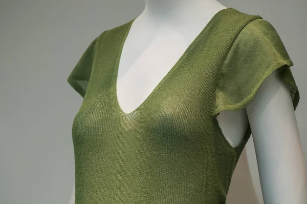 Primo piano di abito estivo verde sul manichino nel negozio di moda femminile — Foto Stock