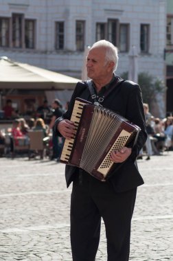 turistik tekne ve aziz paul kilise ile il nehir panoraması
