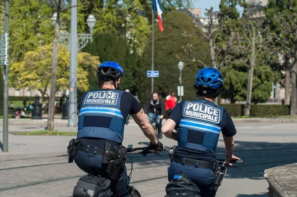 Poliziotti comunali in mountain bike in pattugliamento in strada — Foto Stock
