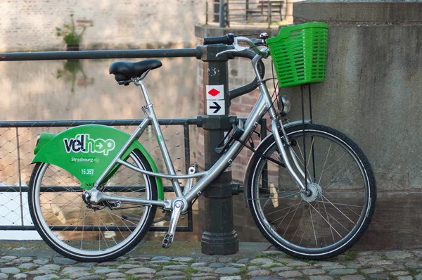 Vuokra pyörä pysäköity kadulla pikku Ranska neljännes Strasbourgissa — kuvapankkivalokuva