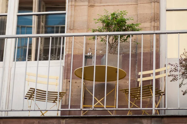 Großaufnahme von metallischen Tisch und Stühlen auf dem Balkon in der Stadt — Stockfoto