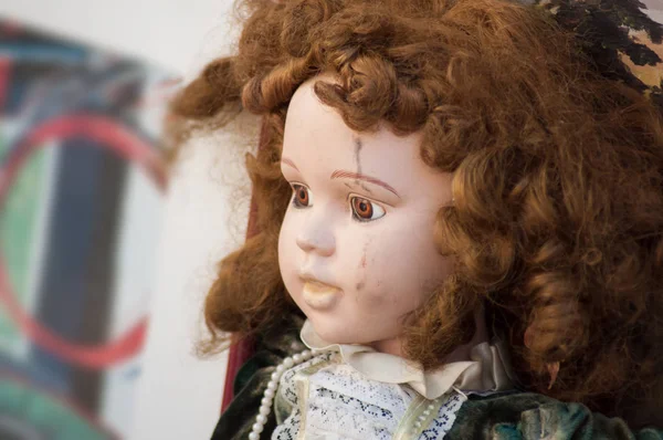 Крупный план старинной куклы на блошином рынке — стоковое фото