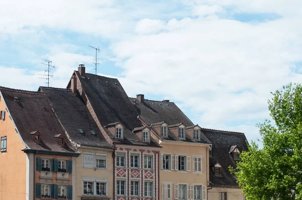 Panorama der typischen architektur und schönen eiche in mulhouse — Stockfoto