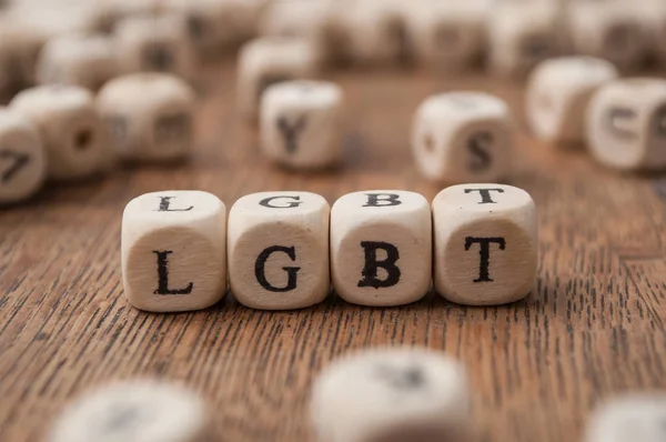 Формирование концептуального слова с деревянным кубом на деревянном фоне - ЛГБТ — стоковое фото