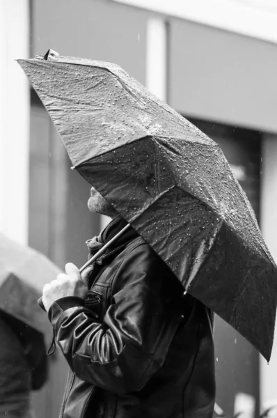 Porträt eines Mannes, der mit Regenschirm auf der Straße steht — Stockfoto