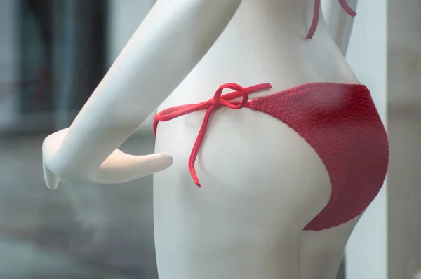 Gros plan de bikini rouge sur mannequin dans le showroom magasin de mode — Photo