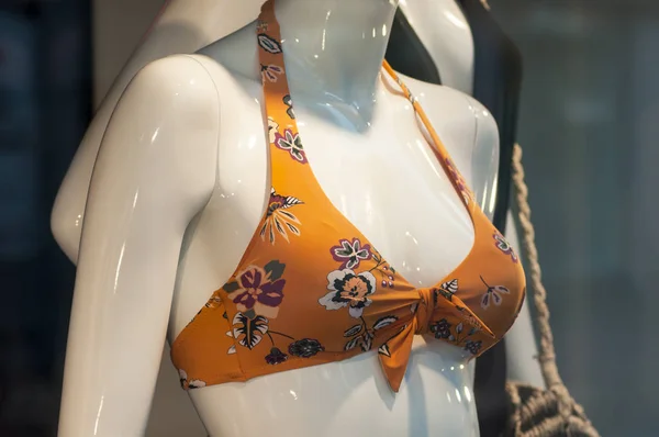 Zbliżenie pomarańczowy bikini na manekin w sklepie mody Showroom — Zdjęcie stockowe
