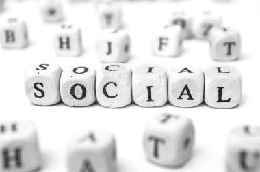 beyaz arka plan üzerinde ahşap küp ile oluşturan kavram kelime - Sosyal