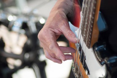 açık havada bas gitar müzisyenin el yakın çekim