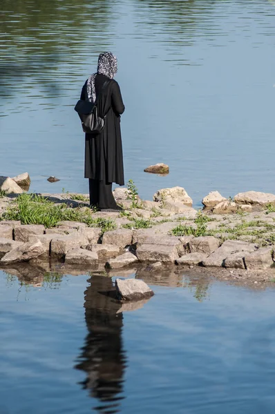 Portrét muslimské ženy na zadním pohledu v pohraniční vodě — Stock fotografie