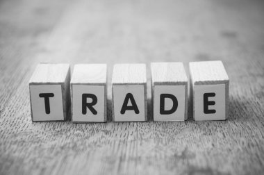 Ahşap küpler ve ahşap masa arkası konsepti üzerine bir kelime - ticaret