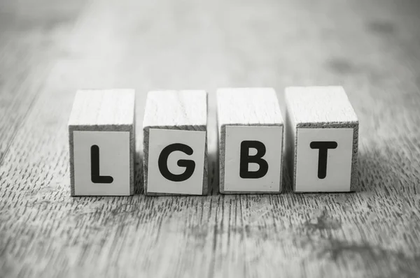 Slovo na dřevěné kostce na dřevěném pozadí stolu-LGBT — Stock fotografie