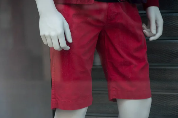 Primer plano de bermudas rojas abreviatura para niños en maniquí — Foto de Stock