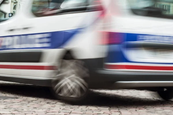 Carro de polícia francês no trânsito - conceito de emergência — Fotografia de Stock