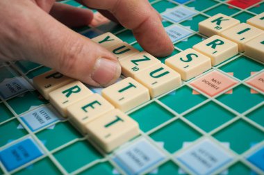 Scrabble masa oyunu kelime oluşturmak için plastik harfler Z Closeup 
