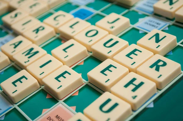 Close-up van plastic letters op Scrabble bordspel — Stockfoto