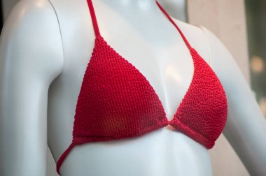 moda mağazası showroom manken kırmızı bikini yakın çekim 