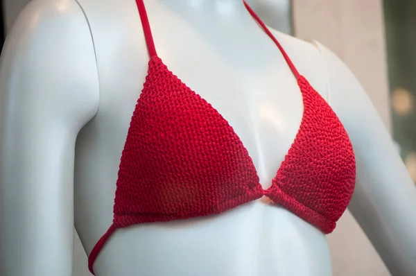 Zbliżenie czerwonego bikini na manekinie w Showroom sklepu mody — Zdjęcie stockowe